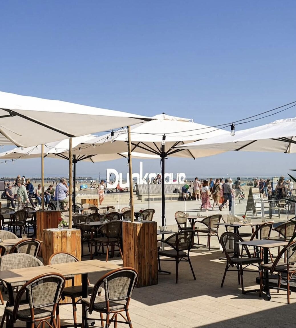 Terrasse du restaurant My Malo face à la mer, avec les lettres Dunkerque en arrière-plan